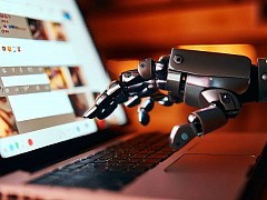 KI-Chat mit Roboterhand