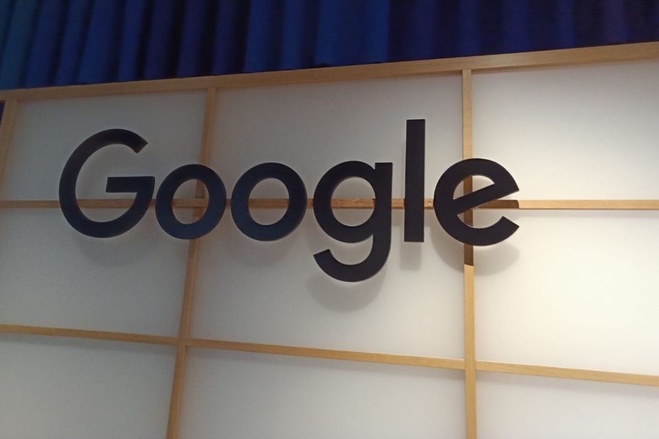 Google Holzwand