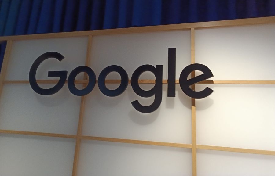 Google Holzwand